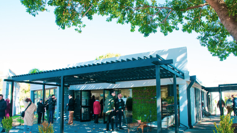 Rosa y Dorada, la casa de la Editorial Municipal de Paraná